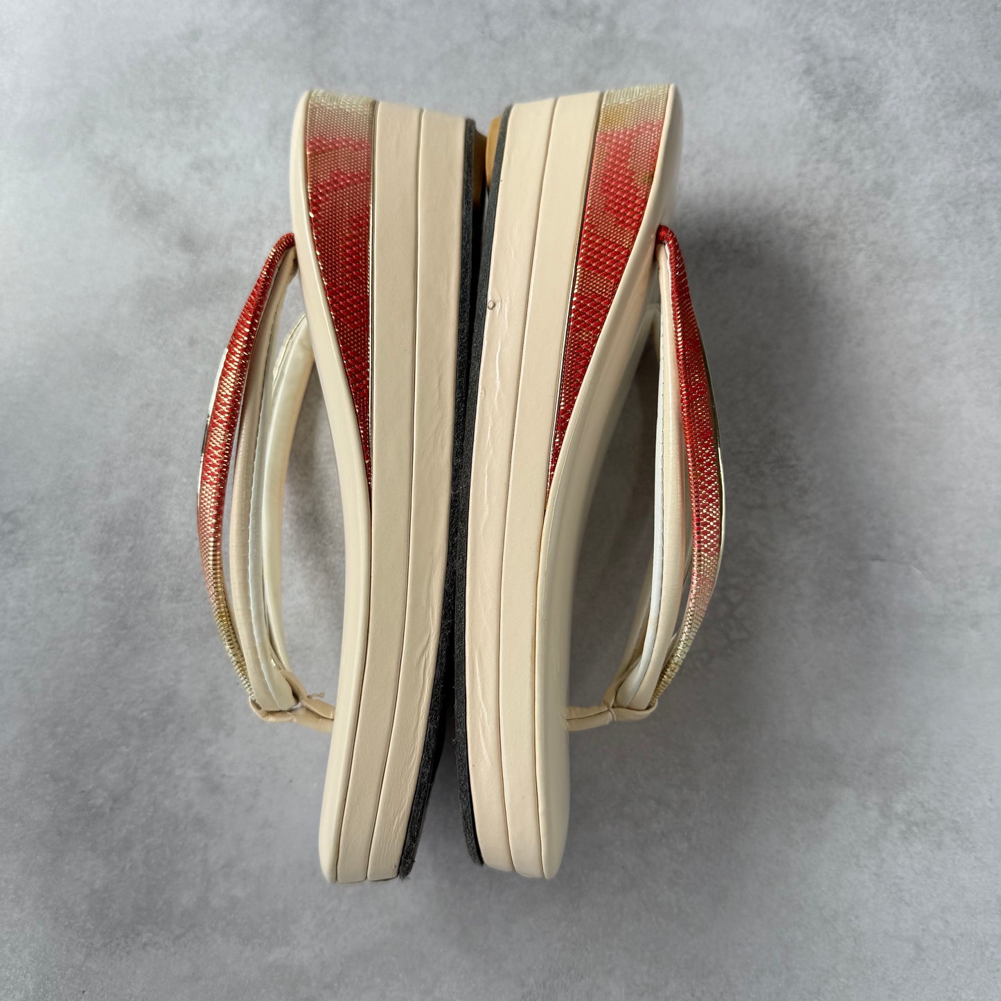 Zori japonaises vintage des années 1960 | Sandales kimono à plateforme ivoire | Sogo Kobe | Brides rouges et dorées | Geta formelles pour maiko ou mariage