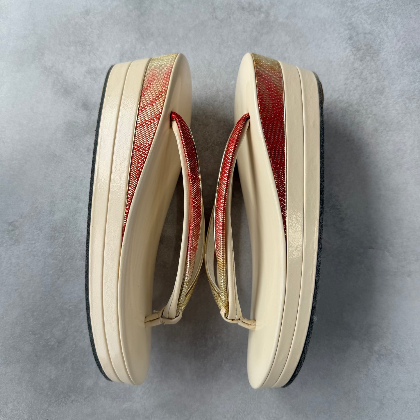 Zori japonaises vintage des années 1960 | Sandales kimono à plateforme ivoire | Sogo Kobe | Brides rouges et dorées | Geta formelles pour maiko ou mariage