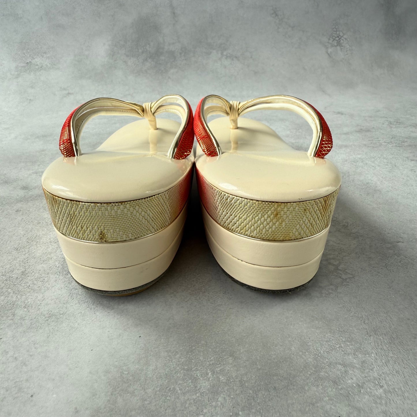 Zori japonaises vintage des années 1960 | Sandales kimono à plateforme ivoire | Sogo Kobe | Brides rouges et dorées | Geta formelles pour maiko ou mariage
