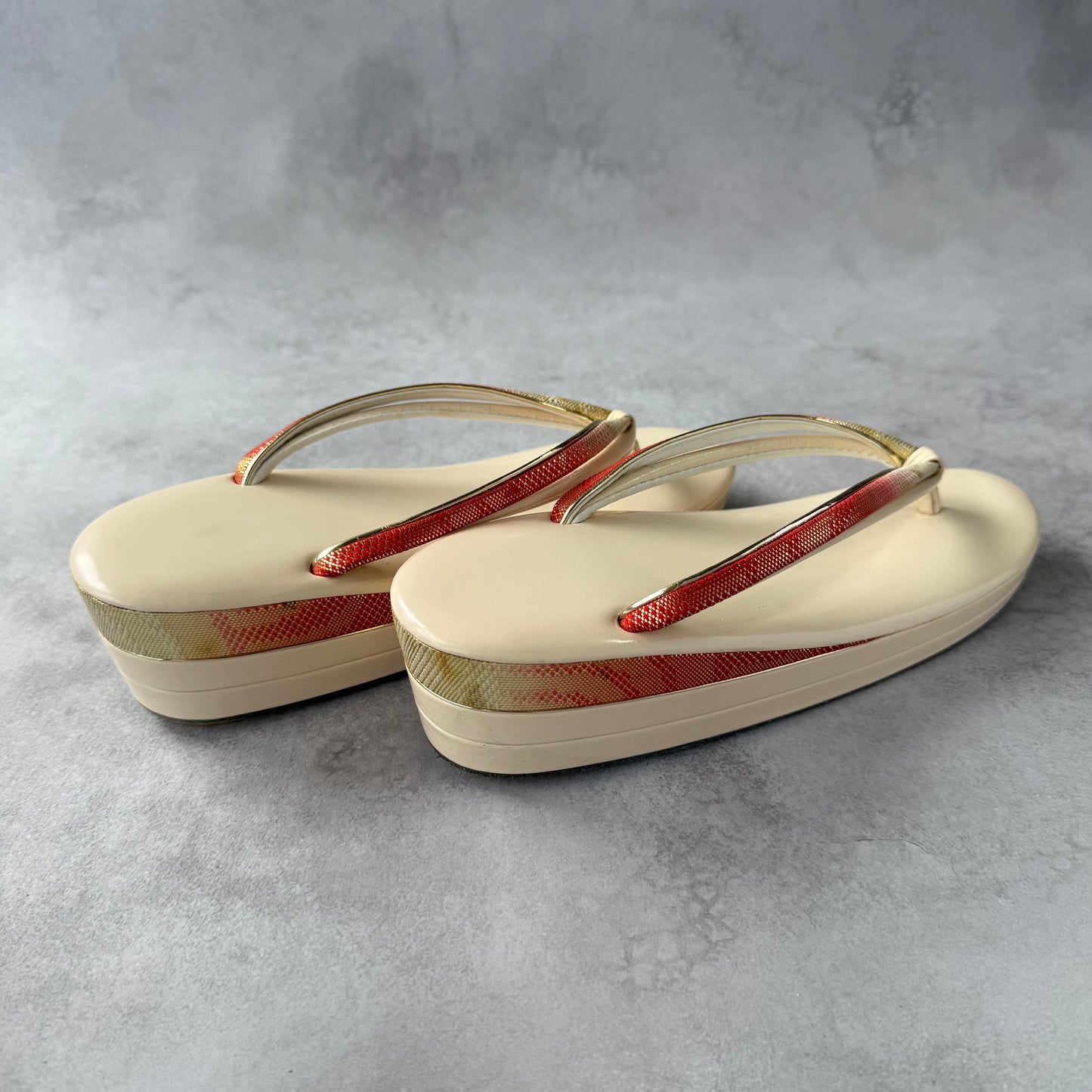 Zori japonaises vintage des années 1960 | Sandales kimono à plateforme ivoire | Sogo Kobe | Brides rouges et dorées | Geta formelles pour maiko ou mariage