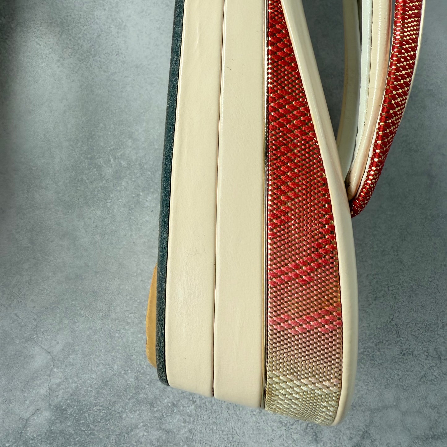 Zori japonaises vintage des années 1960 | Sandales kimono à plateforme ivoire | Sogo Kobe | Brides rouges et dorées | Geta formelles pour maiko ou mariage