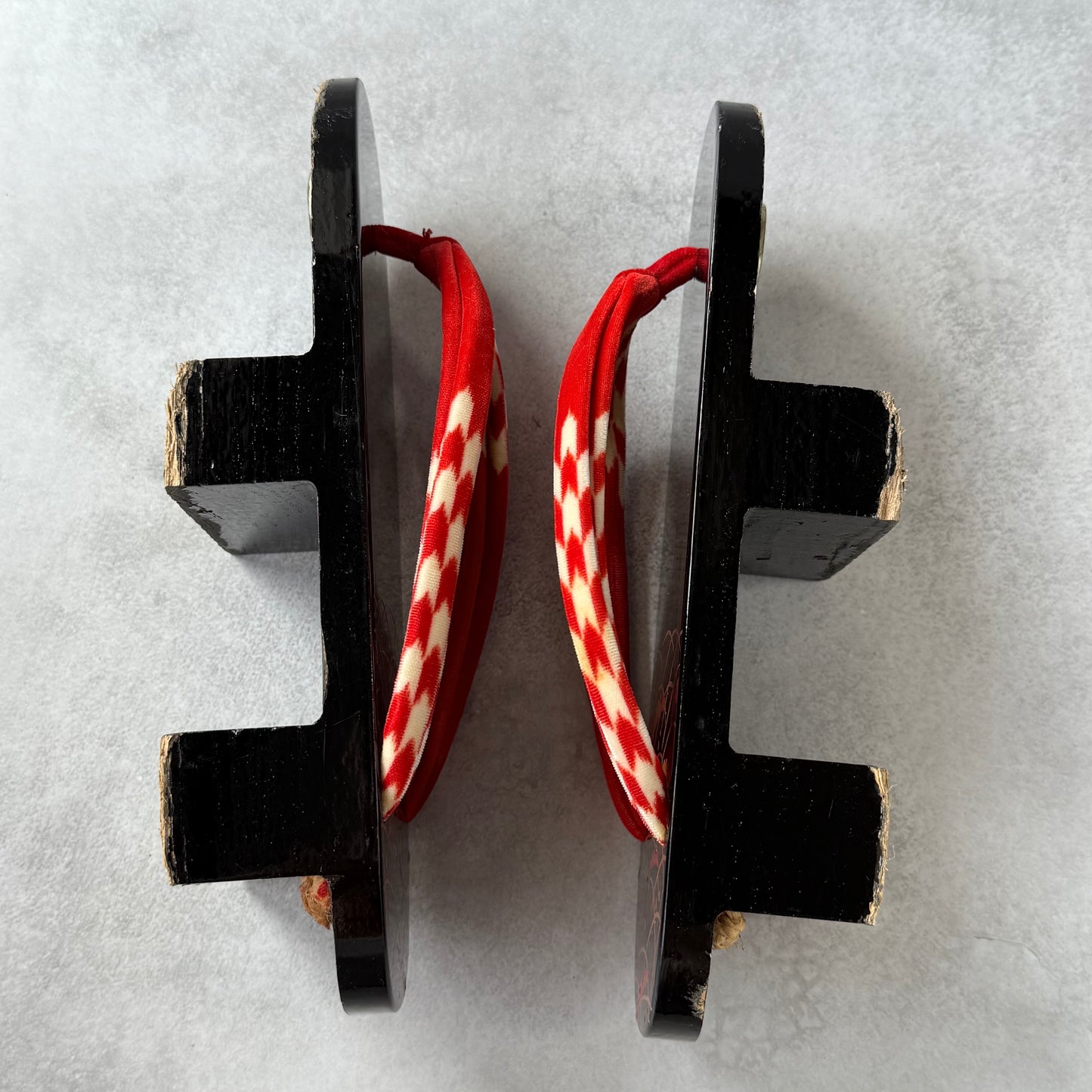 Vintage Japanese Geta Sandals 1960s | Black Lacquer Wood | Wave Pattern | Red Hanao | Made in Osaka by Tenguya